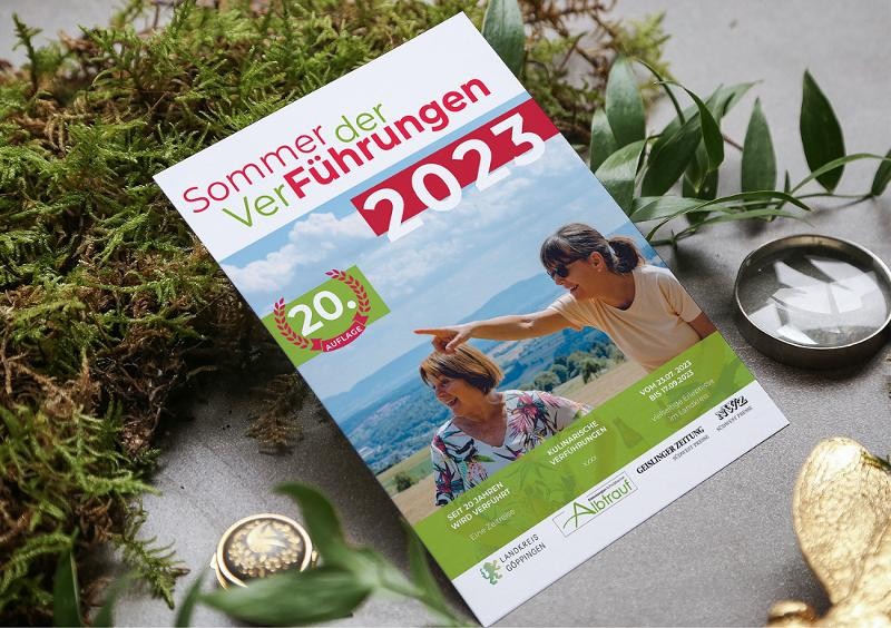 Der Sommer der VerFührungen bietet über 130 Veranstaltungen Eine Broschüre liegt im Gras