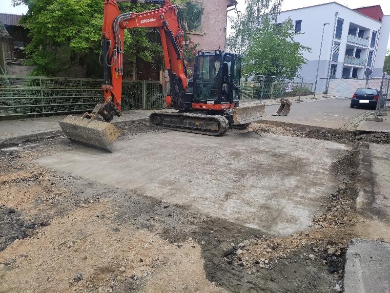 Ein Bagger steht auf einer Brücke