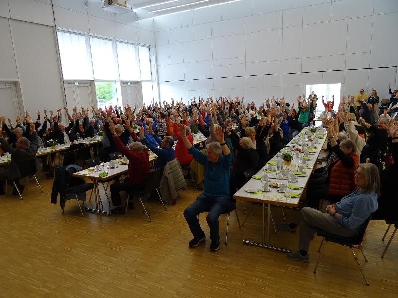 Viele Senioren sitzen beieinander