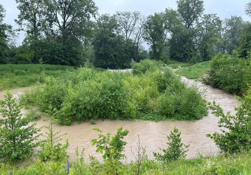 Eine mit Hochwasser gefüllte Fischtreppe